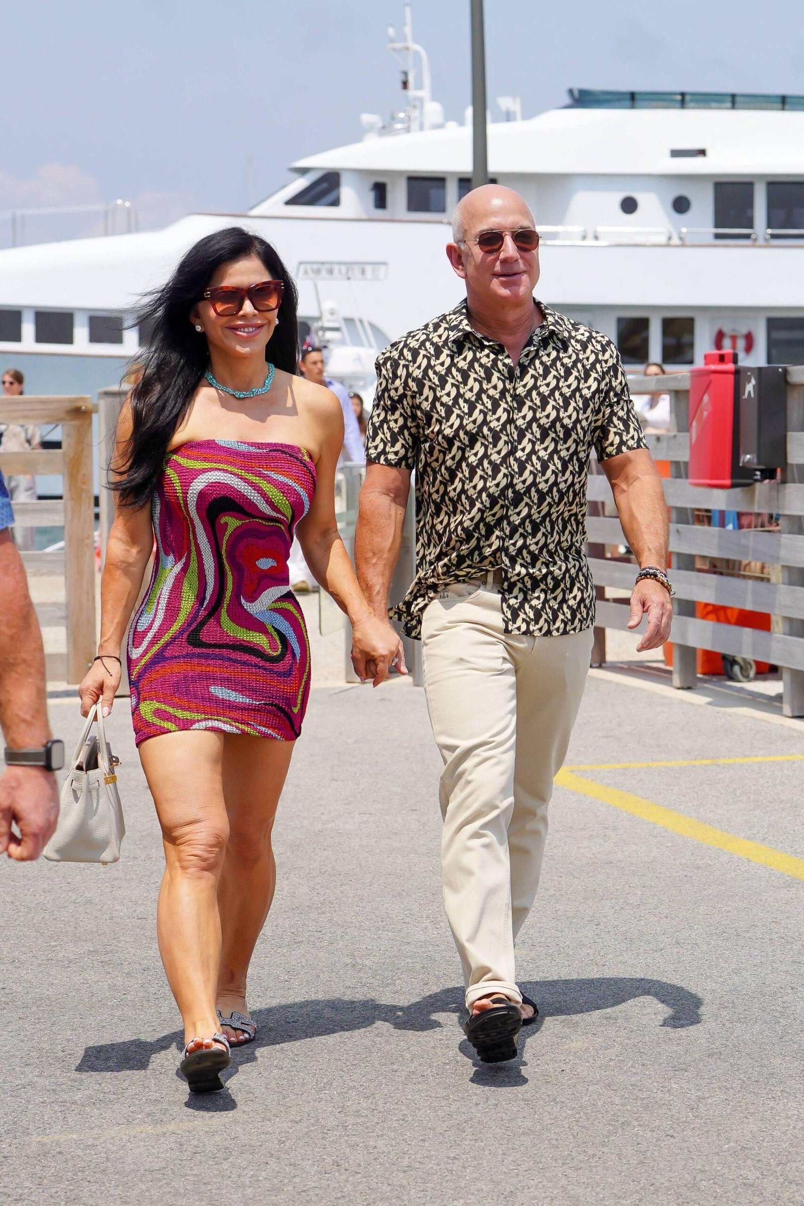 Jeff Bezos and Lauren Sanchez was seen on a picnic in St. Trops