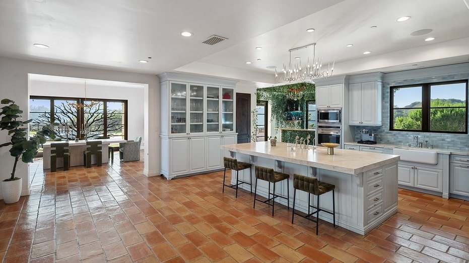 The kitchen features a central island for dining and a lot of anti -space.