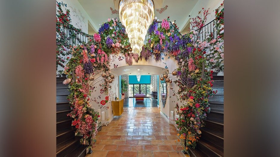 The entrance is currently characterized by flowers covering the tray of stairs.