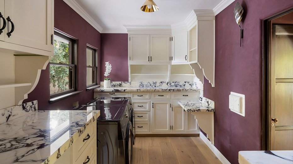 The washing room is characterized by a lot of the meter and storage space in addition to the purple -painted walls.