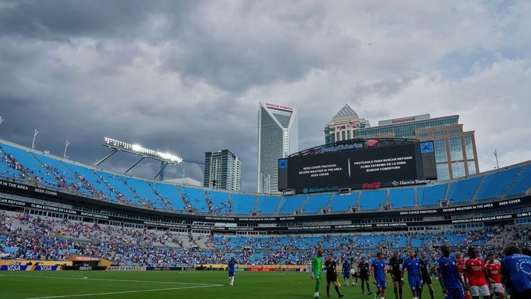 The players are going on the stadium to delay the weather during the World Cup round of 16 soccer clubs between Benfica and Chelsea in Charlotte, North Carolina, on Saturday, June 28, 2025. (AP Photo/Chris Carlson)