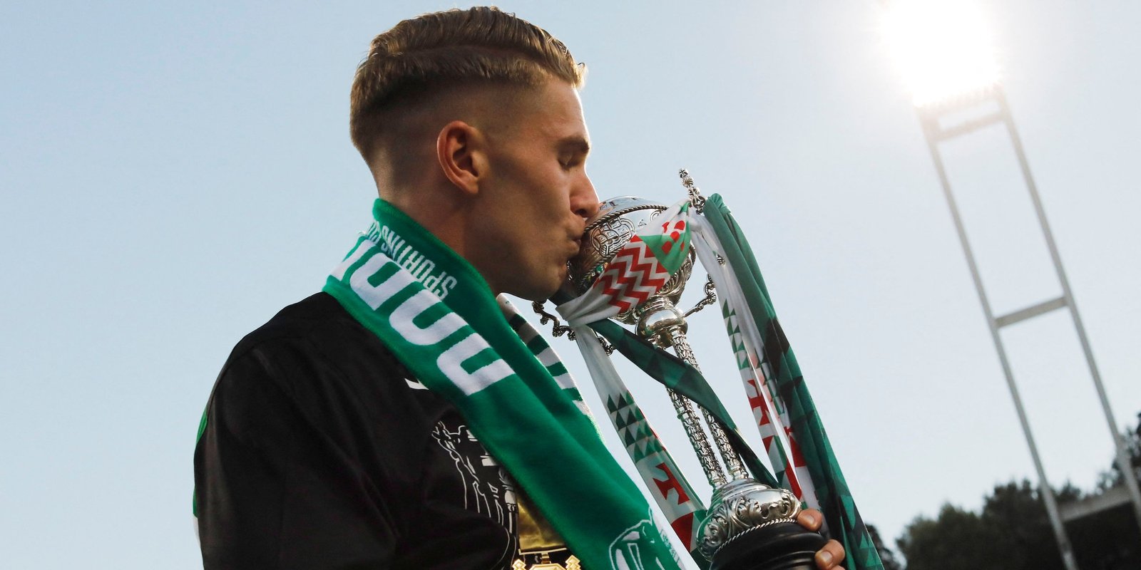 VikTor Gyokeres accepts from Sporting CP the cup and celebrates after winning Taca De Portugal