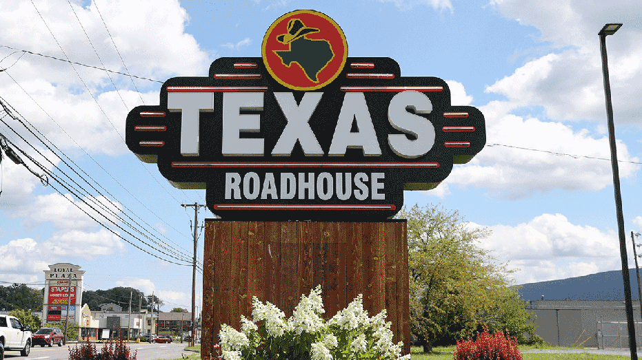 Williaport, Pennsylvania, United States - 08/10/10/08: The Texas Roadhouse logo was seen on a mark outside its restaurants. TEXAS ROHOHOUSE is a series of American meat with 620 restaurants in the United States. (Photography by Paul Weaver/Sopa Images/LightrockTy via Getty Images)
