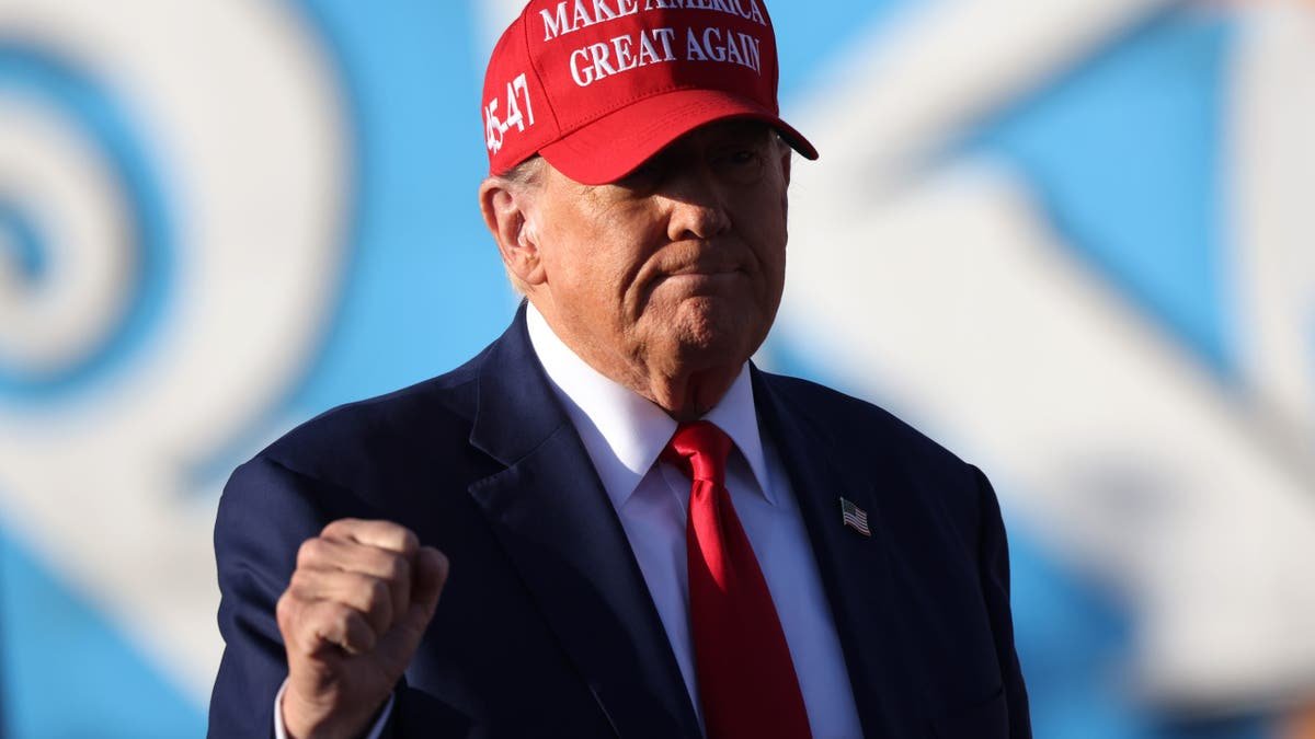 Trump in Red Hat in NJ Rally