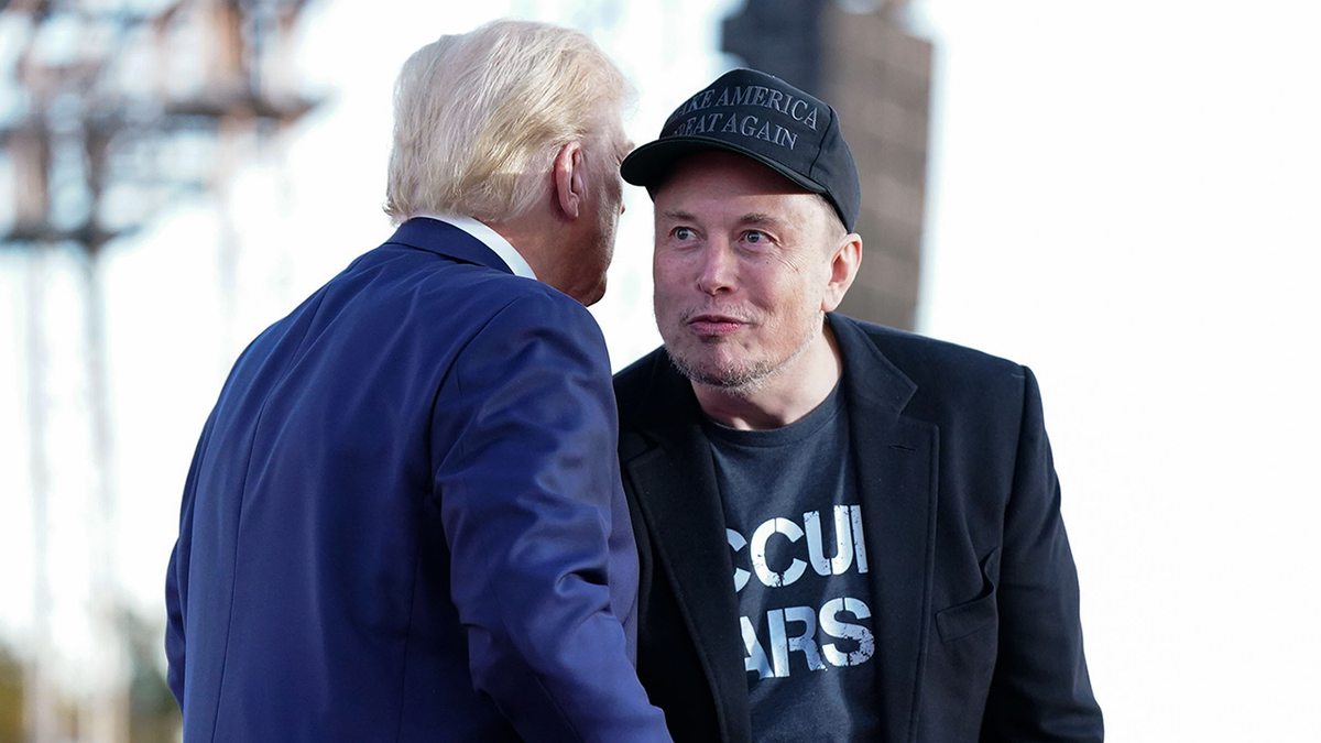 Donald Trump talks to Elon Musk