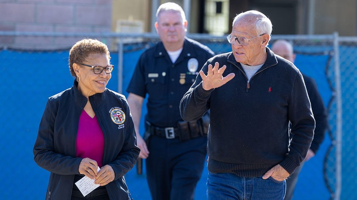 The mayor of Los Angeles Karen Bass, the left, and her hatred in the Kazar Steve Suburov, reached the right at a press conference at the Palisades Entertainment Center on Monday, January 27, 2025 at Pacific Palisades, California.