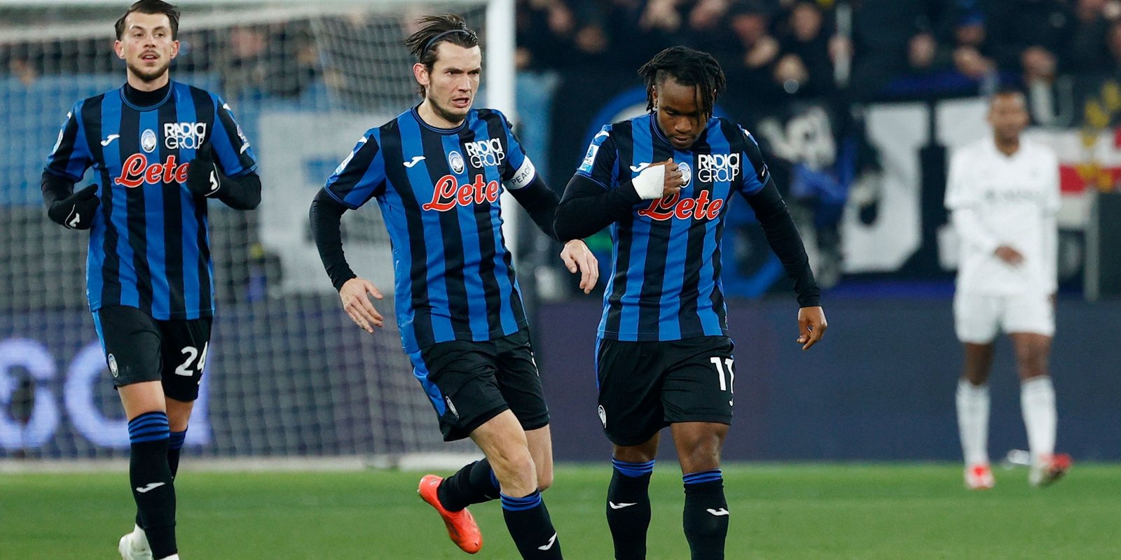 Adalanta celebrates their second goal with Marten De Roon from Atalanta and Lazar Samardzic from Atalanta