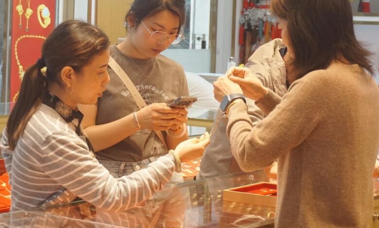 Platinum draws fresh interest from Chinas jewelers as gold prices.jpeg