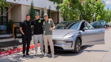 Tesla shows off its first fully autonomous delivery to convince.jpeg
