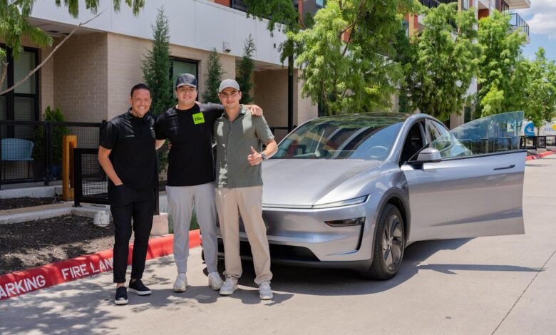 Tesla shows off its first fully autonomous delivery to convince.jpeg