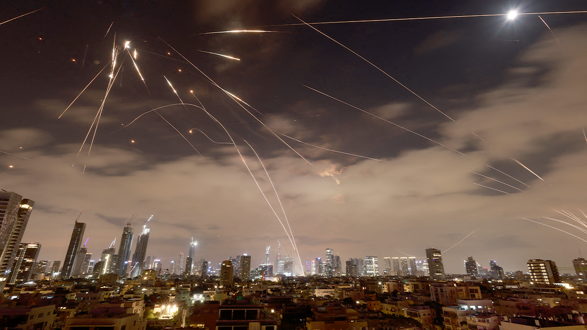 Israel faces Iranian ballistic missiles