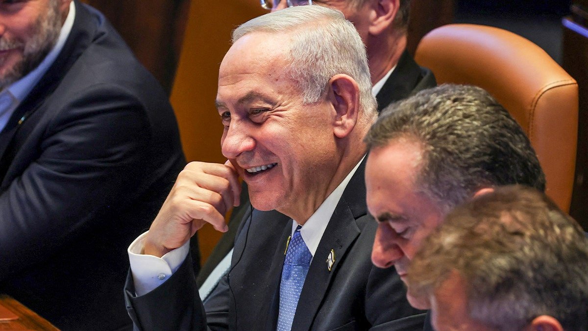 Netanyahu sit in Knesateet
