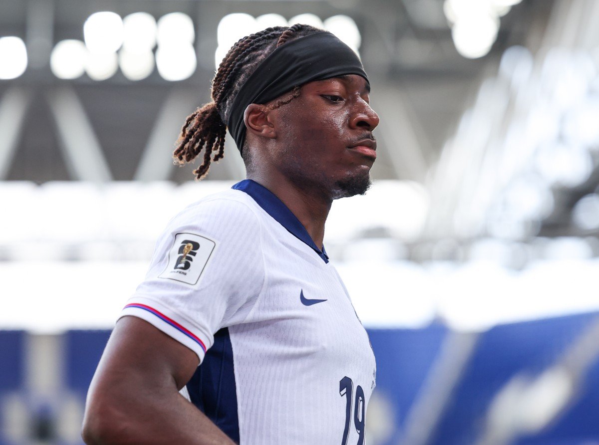 Noni Madoyk at England's work against Andorra