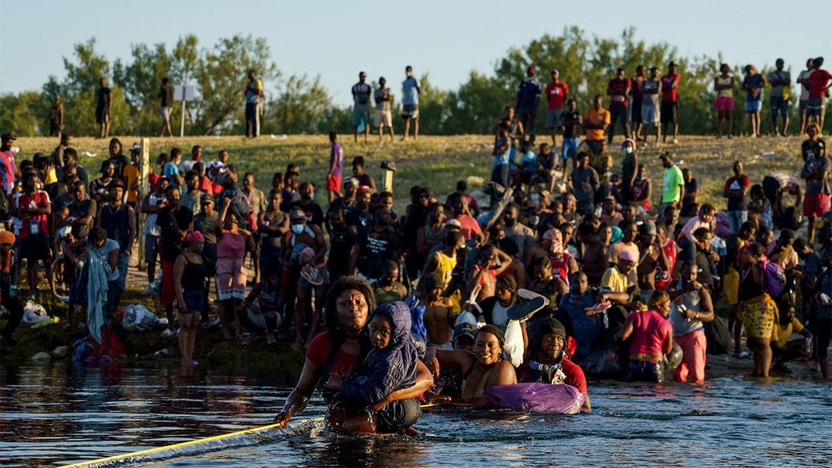 Hayeon immigrants cross the Rio Grand River to the United States