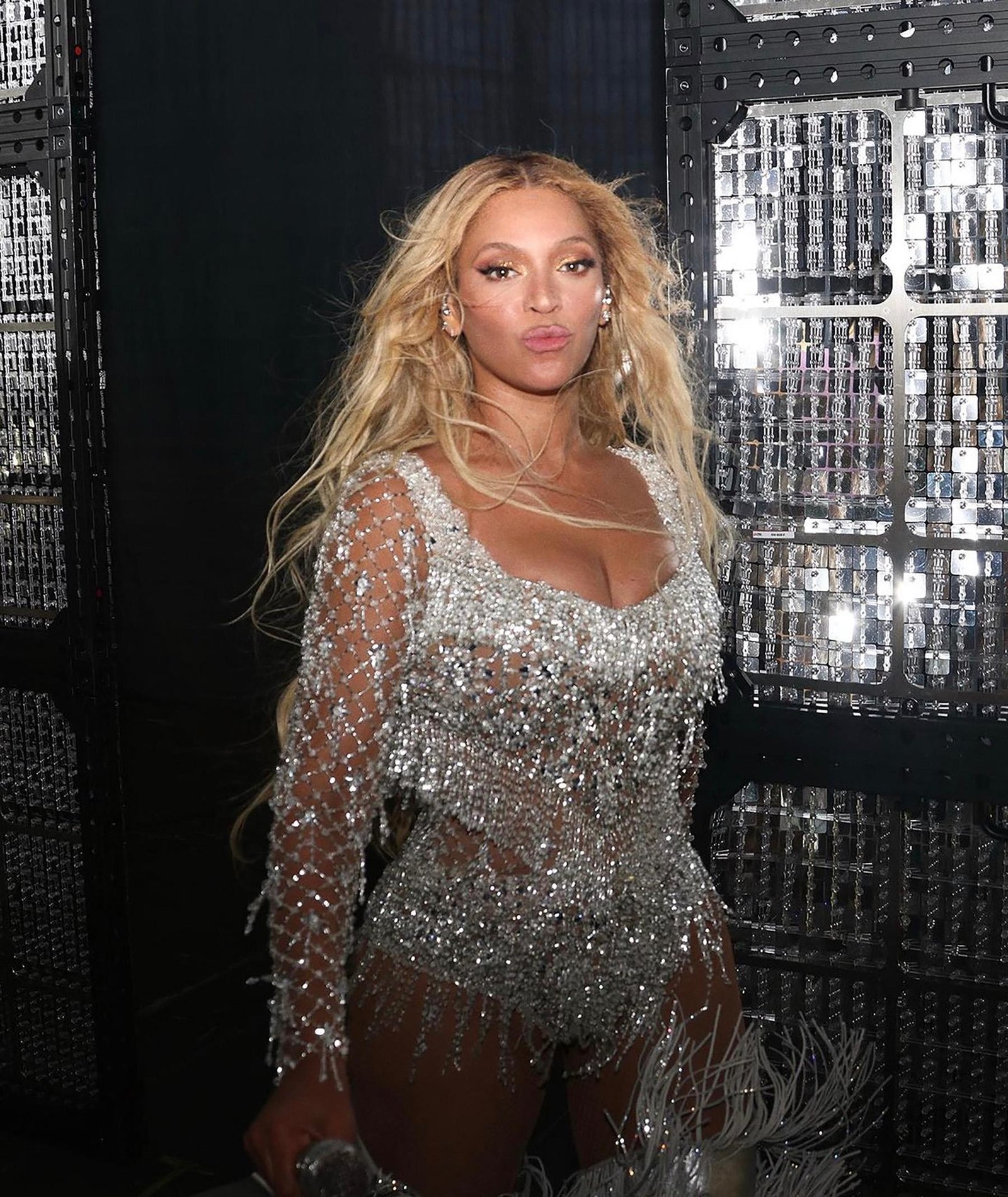 Beyonce is amazed in a sparkling band of the Brazilian brand Palto during the Renaissance round.