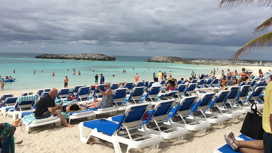 The Paham Islands - February 20: The scene is on a beach "Grunk Island," Norwegian NorroP Cy "Grunk party ship" On the Norwegian pearls in the Bahamas on February 20, 2016.