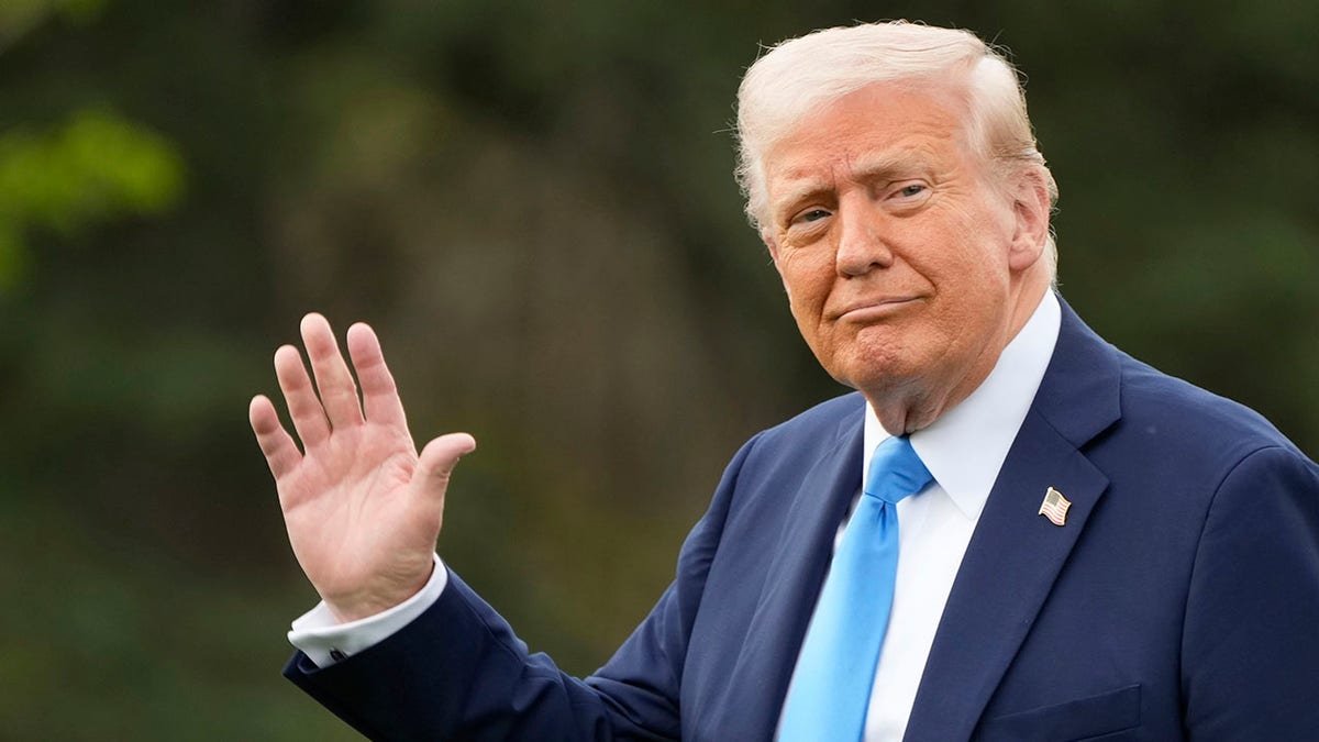 Trump waves on the White House Park