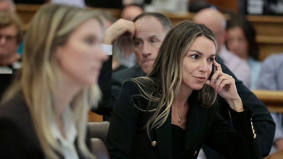 After the jury rejected this day, Karen Reed listens to the Canton Michael Sergeant, you are by defense lawyer Alan Jackson. She is surrounded by enthusiasts Elizabeth Little and David Yanite. (Photography Pat Greenhouse/The Boston Globe via Getty Images)