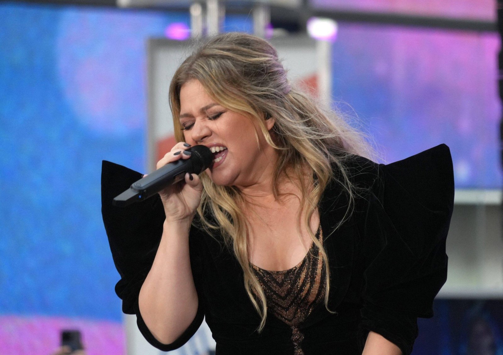 Kelly Clarkson performs today's program