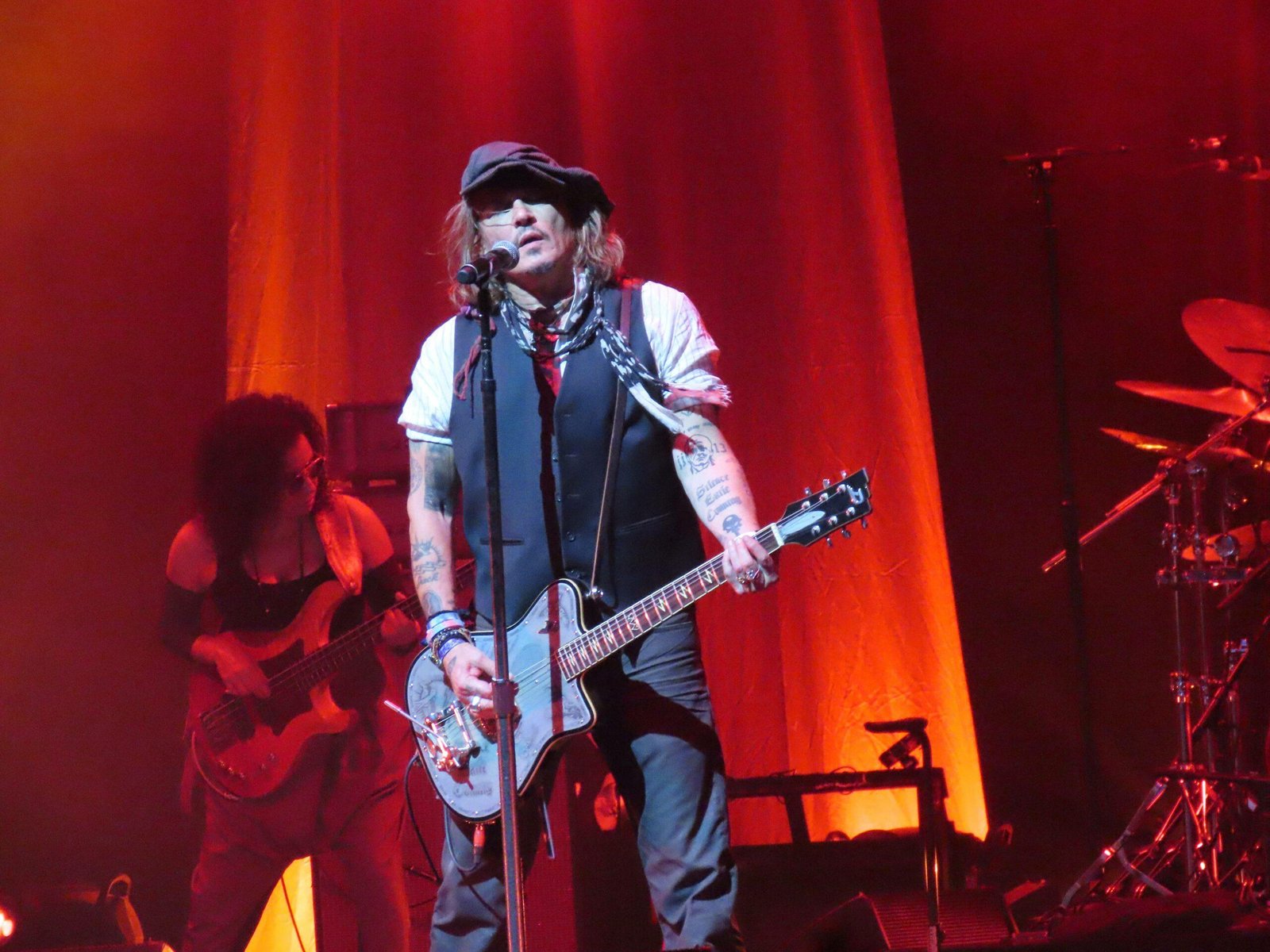 Johnny Depp plays live with Jeff Beck in Paris