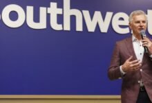1751829942 Southwests CEO picks up trash and serves snacks when flying.jpg