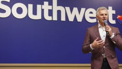 1751829942 Southwests CEO picks up trash and serves snacks when flying.jpg