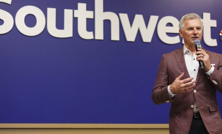 1751829942 Southwests CEO picks up trash and serves snacks when flying.jpg