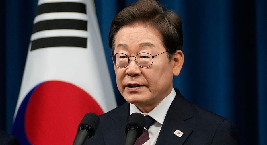 South Korean President Lee Jay Meong is discussing during the press conference