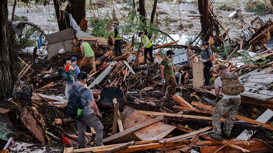 Hunt, Texas - July 6: Search and rescue workers are looking for debris looking for any survivors or residue of people who swept the floods of flashing on July 6, 2025 in Hunt, Texas. Heavy rains caused floods along the Guadalobi River in central Texas with multiple death mentioned. (Photo by Jim Fondroska/Getty Emociz)