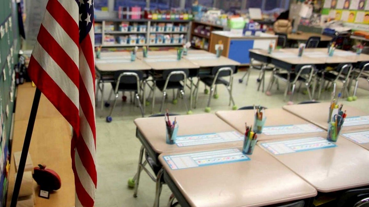 The classroom in the first grade of the empty grade with the suspension of the American flag