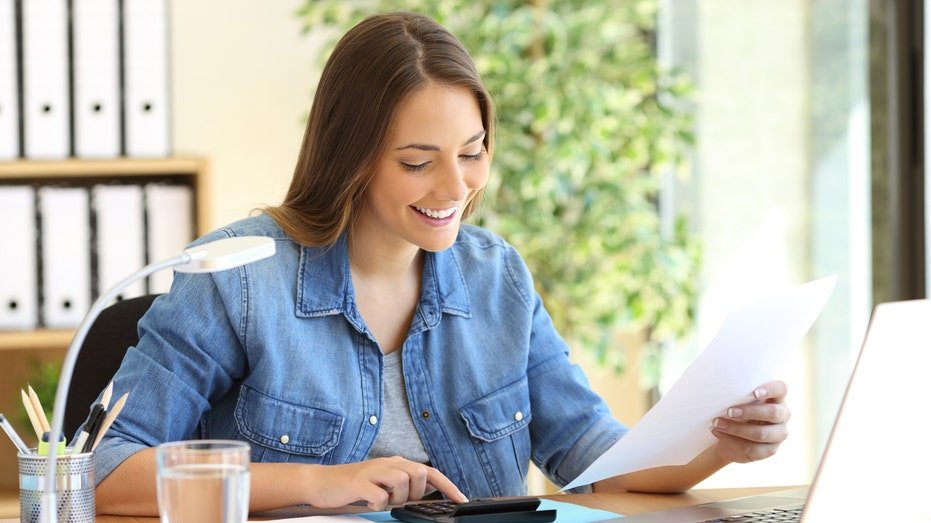 A woman who calculates her money in an office