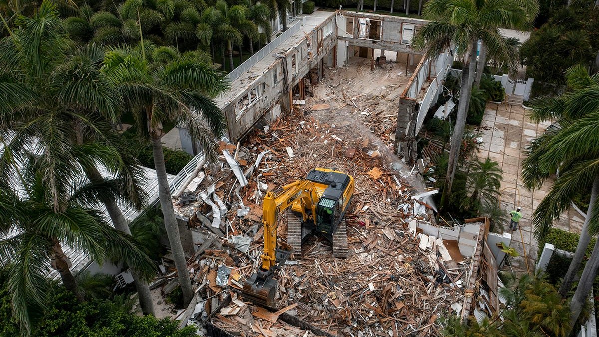 BG Group Demology Crews Shinking the Palm Beach house in the late financier and the perpetrator, Jeffrey Ibstein in Palm Beach, Florida. April 20, 2021.
