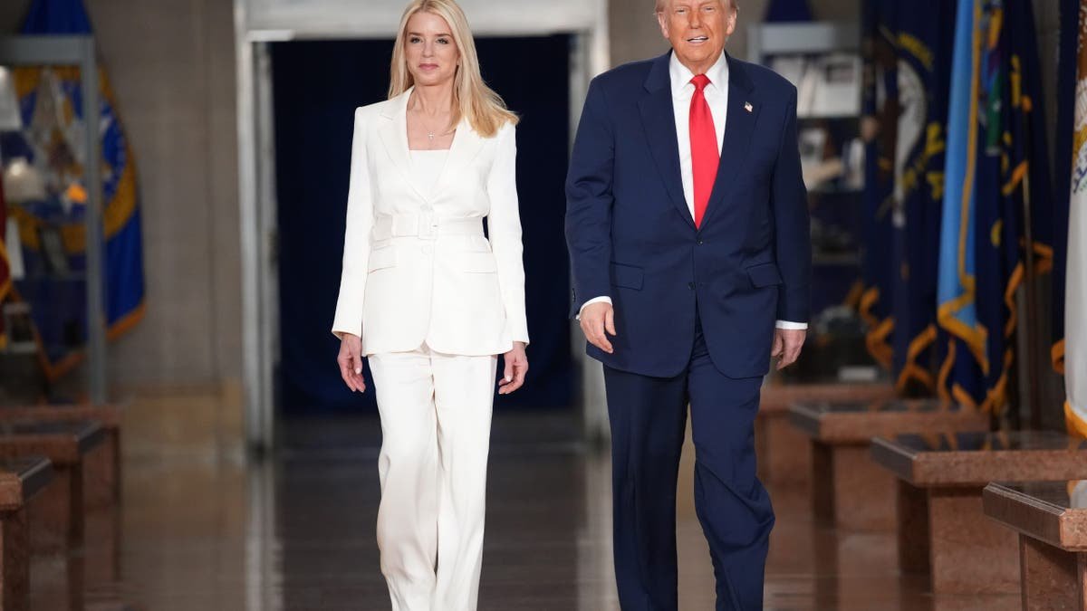 Trump walks with Bam Bondi
