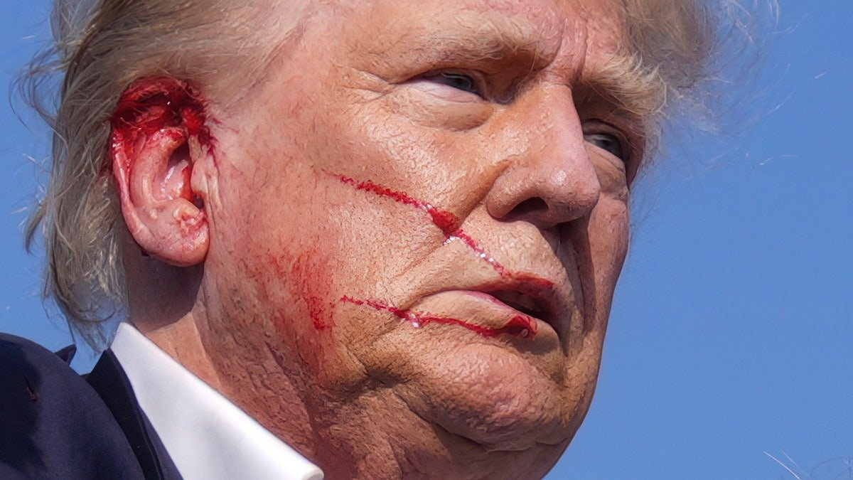 Donald Trump was transferred from the theater in a campaign gathering