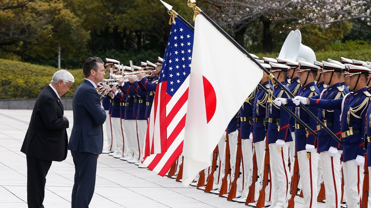 US Defense Minister Beit Higseth and Japanese Defense Minister General Nakatani, a guardian goalkeeper, is inspecting an official welcome in Tokyo on March 30, 2025.
