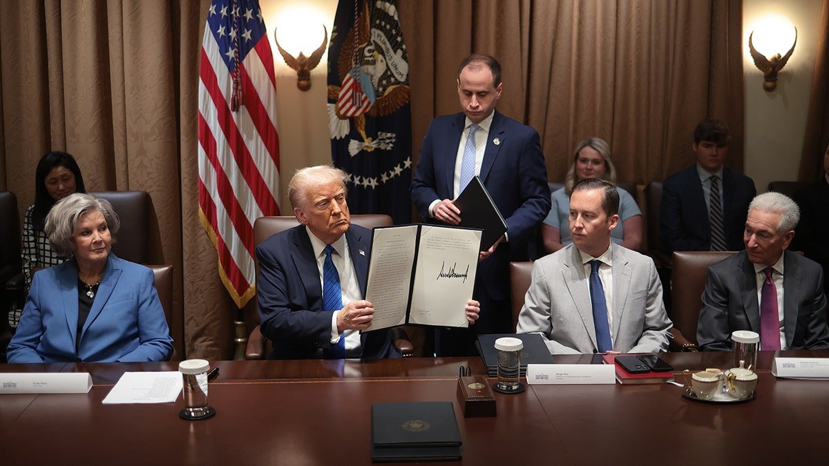 Trump signs the executive order for the elections