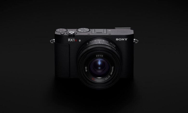 1752761322 Sony is still stubborn about the size of its cameras.jpg