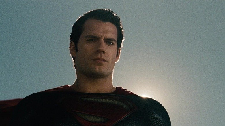 Superman Henry Cavill was seen against a blue sky in a steel man. Jpg