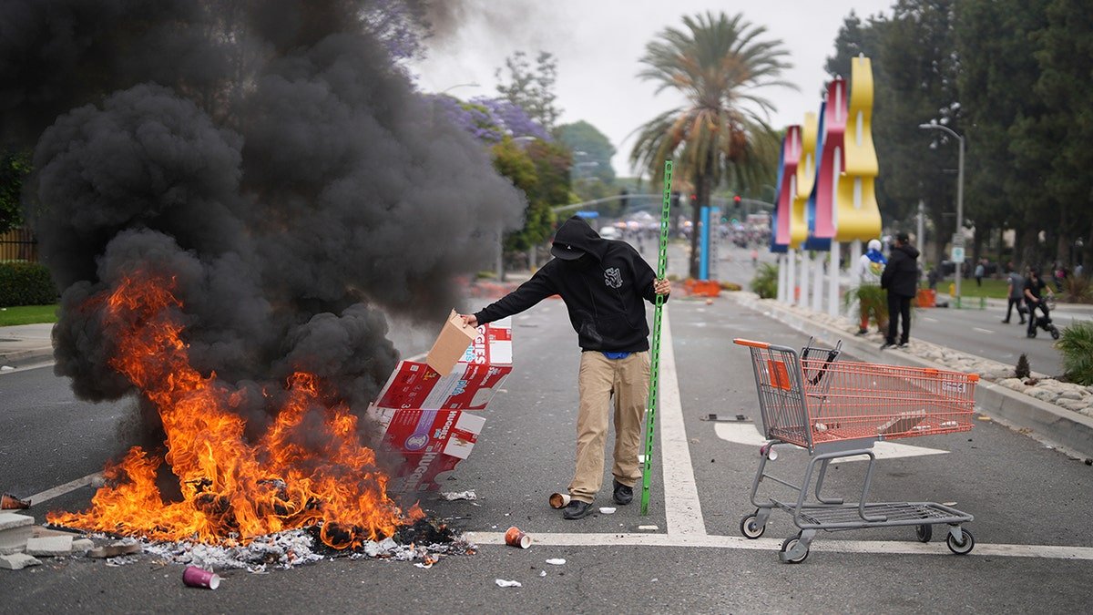Street fire through La Riot