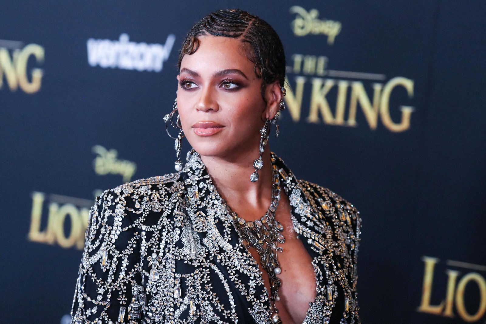 Beyonce Nolls Carter wears the costume Alexander McQueen and Lauren Schwartz, reaching the first international screening of the Disney <a href=