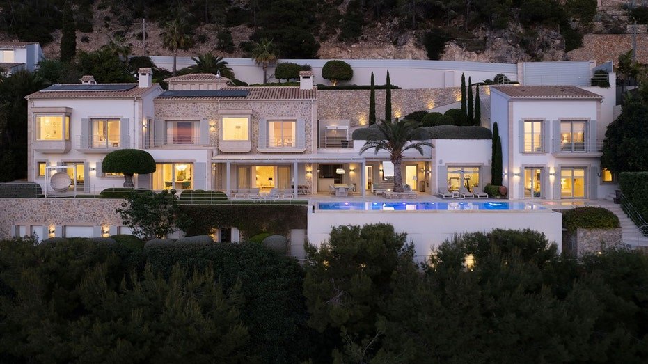 The outer surface of the house with a swimming pool.
