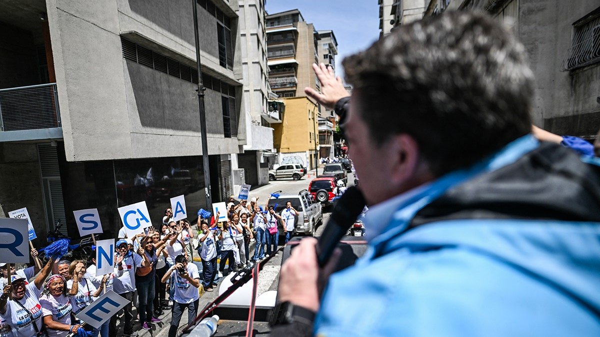 The mayor of Venezuelan speaks to supporters