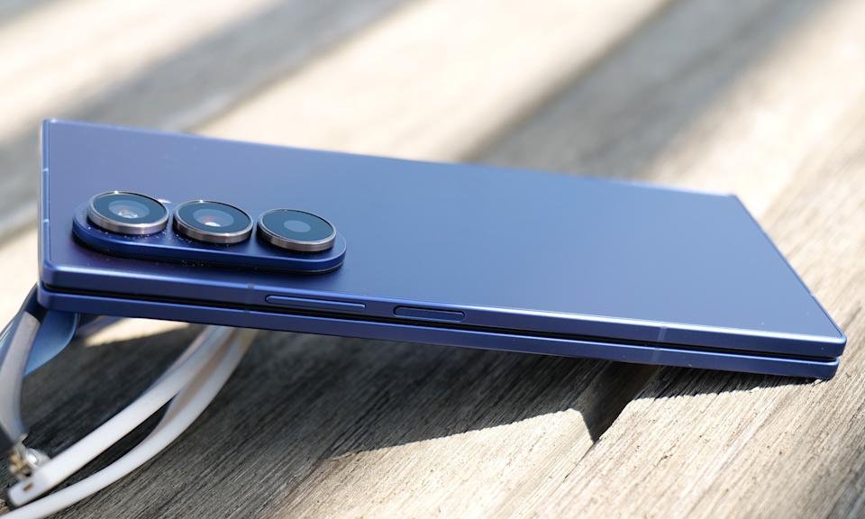 When closed, Samsung Galaxy Z 7 thickness is only 8.9 mm, as it decreased by 26 percent compared to its predecessor.