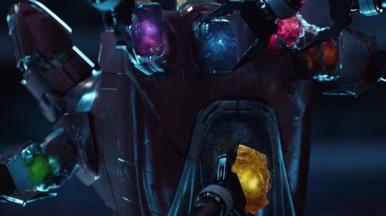 Iron glove that connects stones