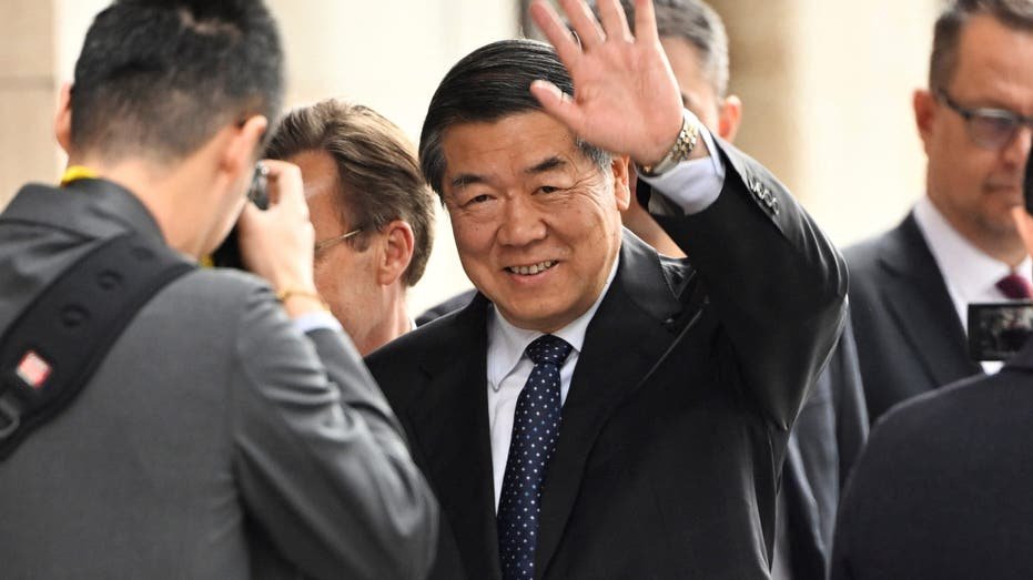 The Chinese Deputy Prime Minister is Leving's gestures outside Rosnad before commercial talks between the United States and China in Stockholm, Sweden July 28, 2025.