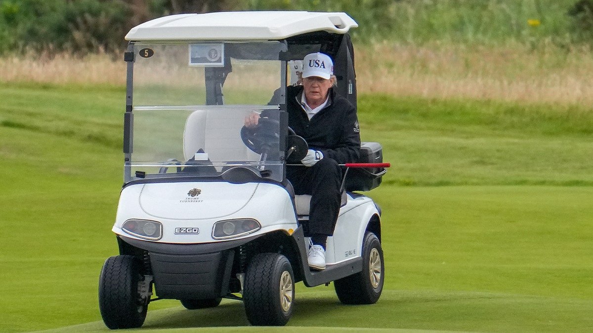 Trump drives the golf cart