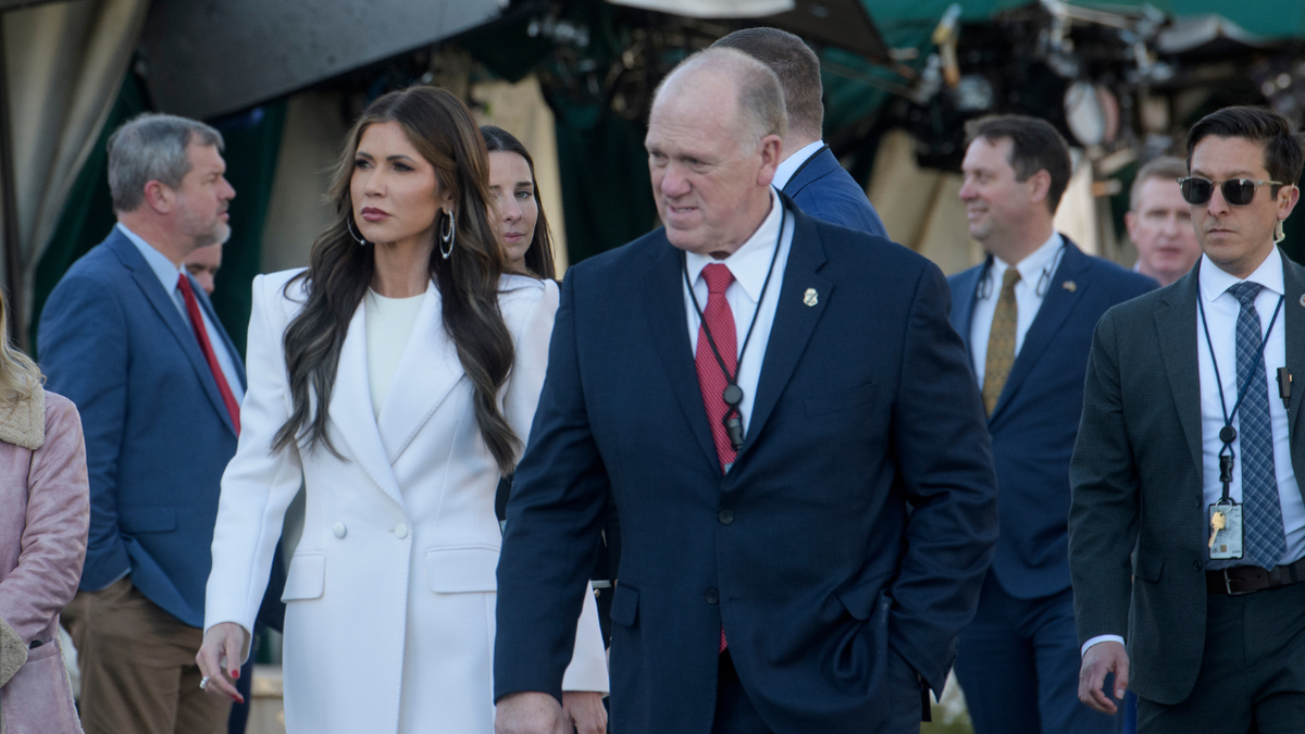The Minister of Internal Security, Christie, the left, and the border of the White House, Tom Human, is walking through the White House lands on Wednesday, January 29, 2025.