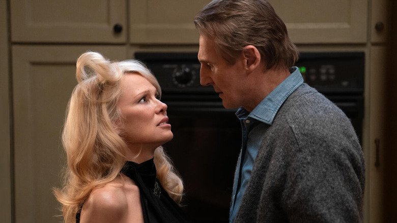 Pamela Anderson in the role of Beth Davburt stare at Frank Junior Darbin in Liam Neeson in the kitchen in a naked pistol (2025)