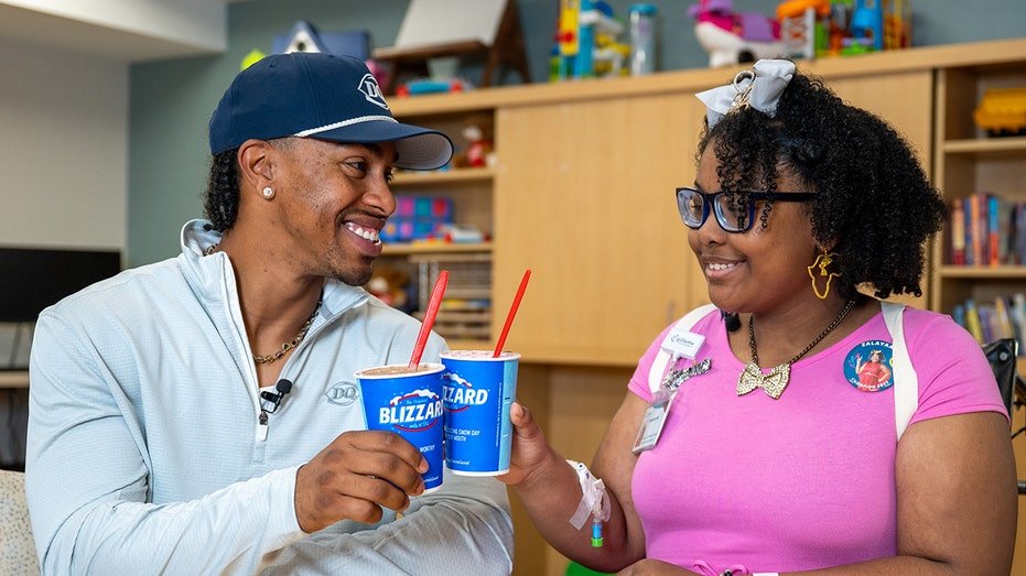 Francisco Lindor and a patient with a children's hospital chanting snowstorms