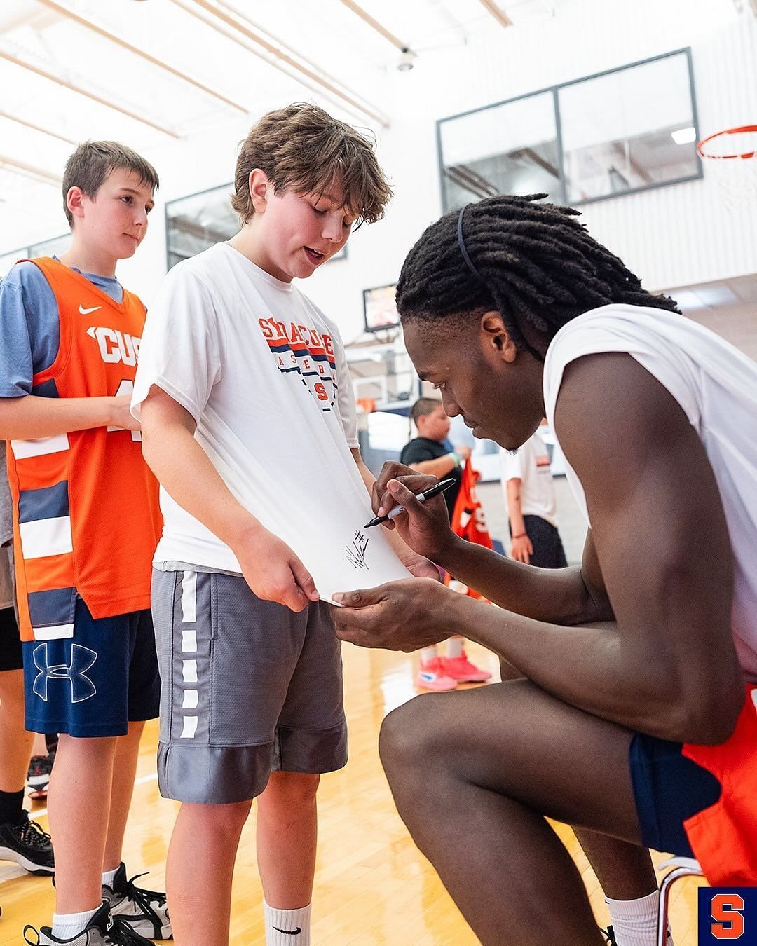 William Kyle III signs the young Hooper shirt (image via Instagramcuse_MBB)
